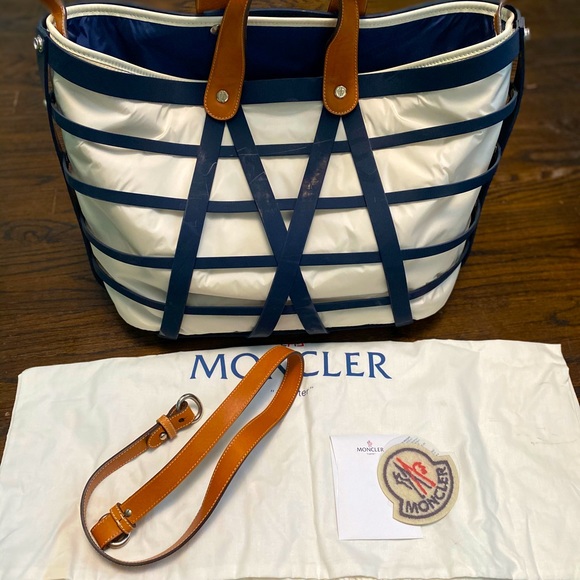 Exquisite Moncler Bag - Picture 2 of 9